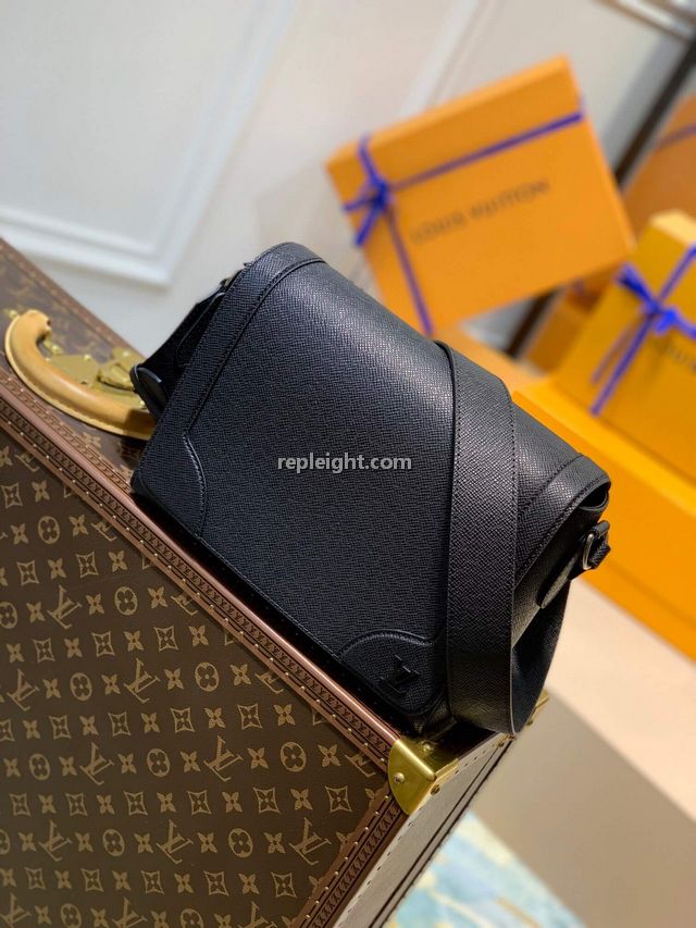 LOUIS VUITTON-M30807 루이비통 블랙 타이가 레더 뉴 플랩 메신저