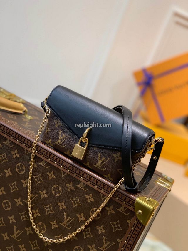 LOUIS VUITTON-M80559 루이비통 블랙 패드락 온 스트랩 핸드백