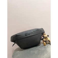 BURBERRY-80365551 버버리 블랙 호스페리 프린트 코팅 캔버스 쏘니 범 백