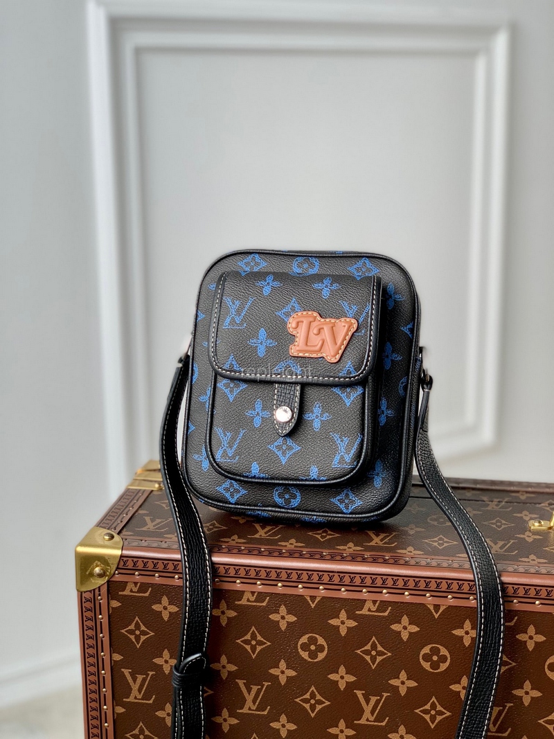 LOUIS VUITTON-루이비통 M81854 크리스토퍼 웨어러블 월릿