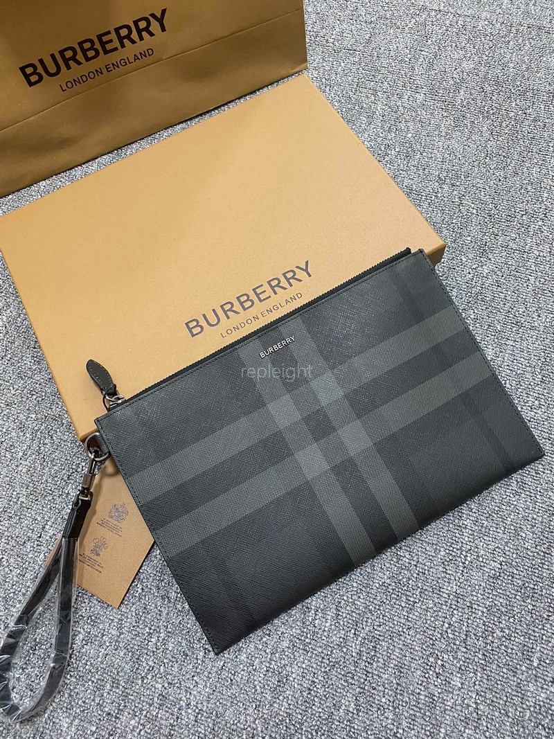 BURBERRY- 80552611 버버리 차콜 체크 라지 지퍼 파우치