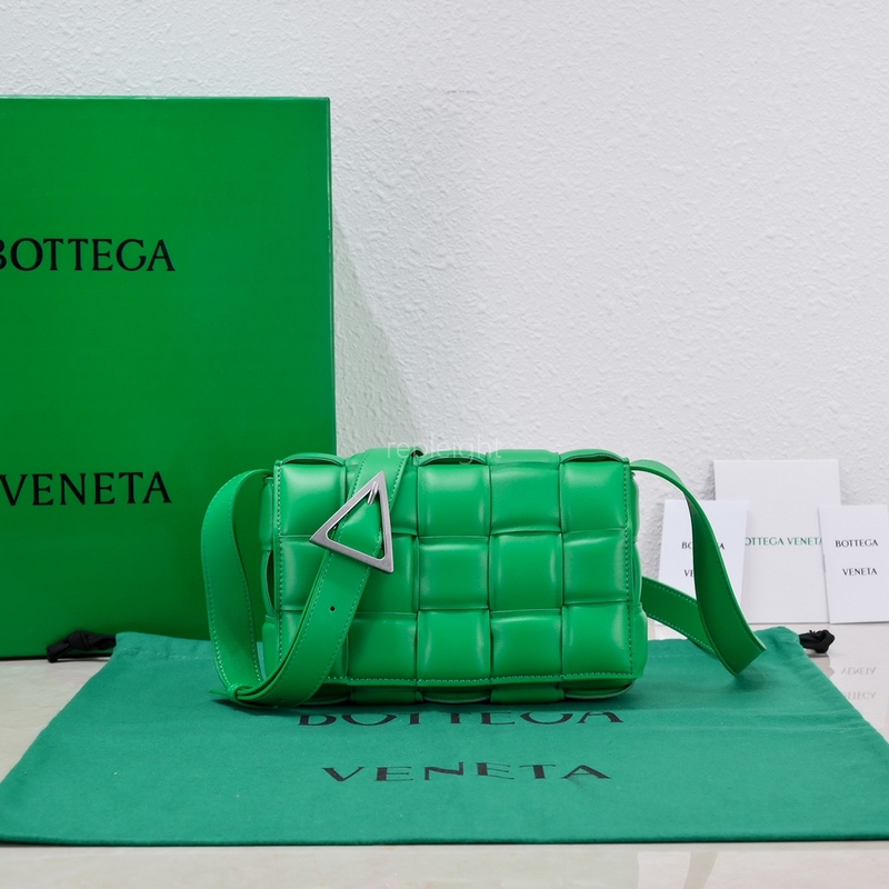 BOTTEGA VENETA-717506VCQR13724 스몰 패디드 카세트 (이종석❤️아이유 커플가방)