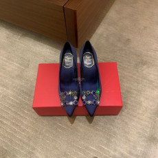 로저 비비에 - Roger Vivier 플라워 스트라스 버클 펌프스  힐 6.5CM (5)