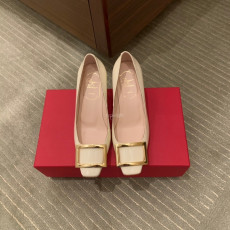 로저 비비에 - Roger Vivier 트럼펫 메탈 버클 펌프스 6.5CM (1)