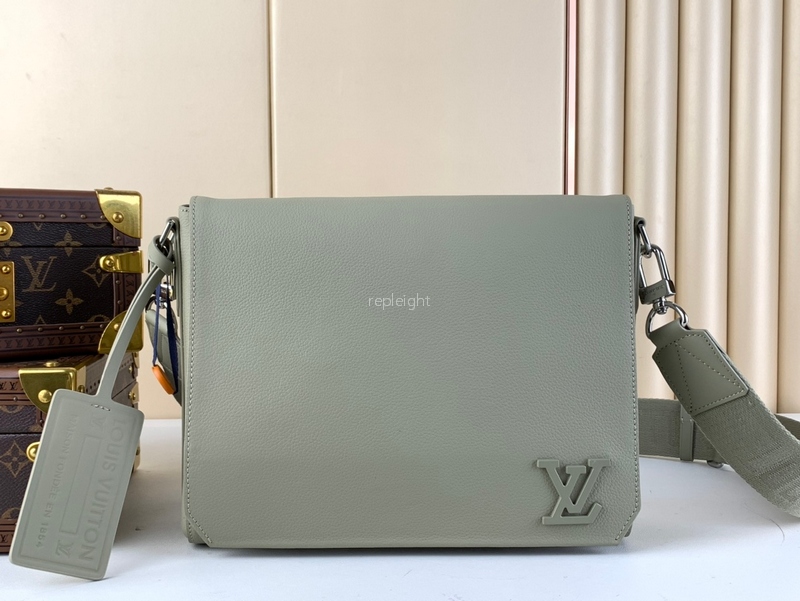 LOUIS VUITTON-M22505 테이크오프 메신저