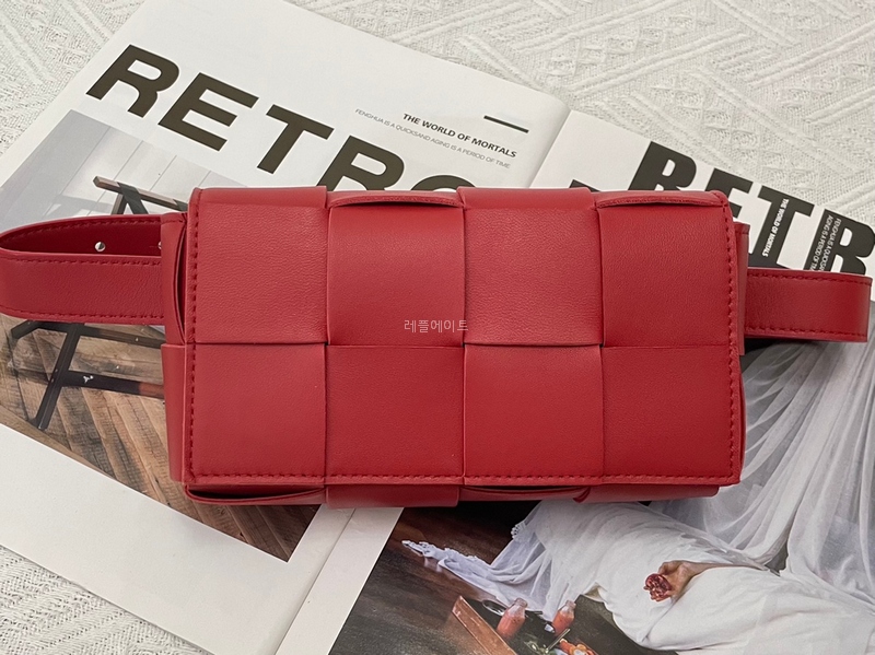 보테가 베네타- BOTTEGA VENETA 668572VMAY16208 양가죽 벨트 카세트 Cassette Belt Bag