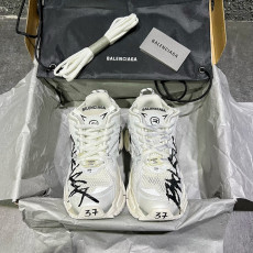 발렌시아가-BALENCIAGA 772774W3RBQ9010 RUNNER GRAFFITI SNEAKER (남여공용)